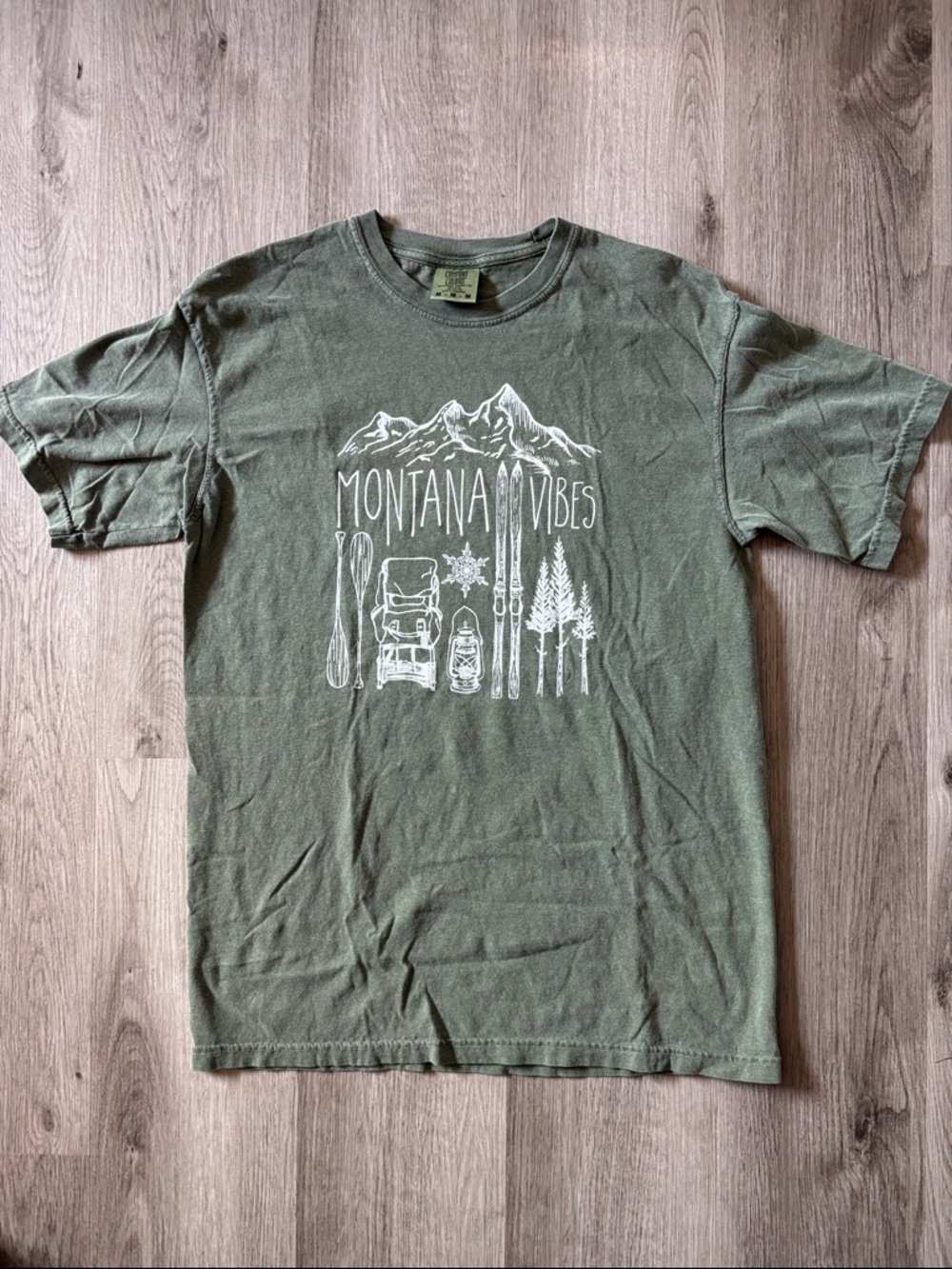 Montana Vibes Outdoor Graphic T‑Shirt - Olive Green